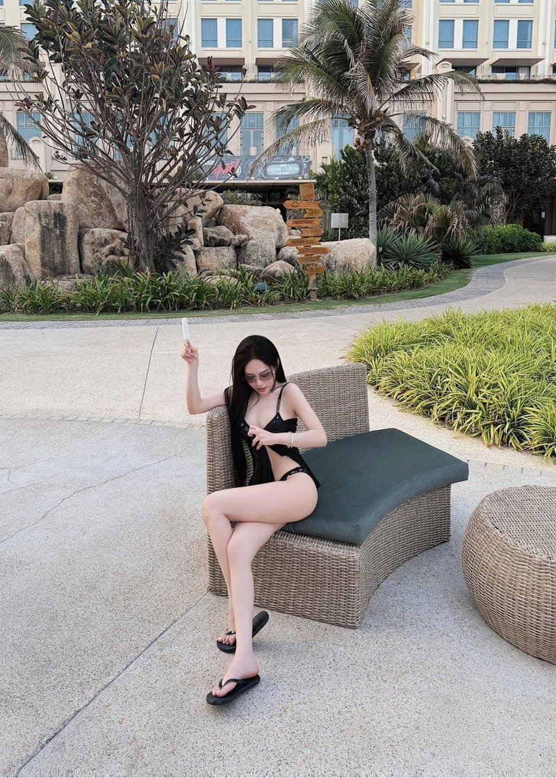 gái xinh mặc bikini trắng 15